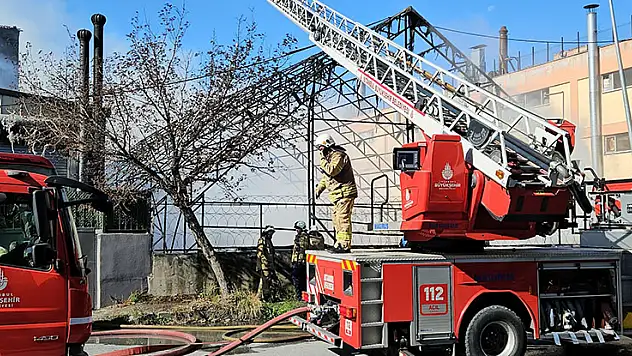
Gaziosmanpaşa'da korkutan yangın: Dumanlar kilometrelerce uzaktan görüldü