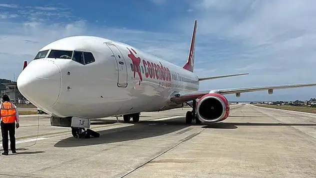 Gazipaşa'da yolcu uçağının inişte ön lastiği patladı 190 kişi tahliye edildi 

