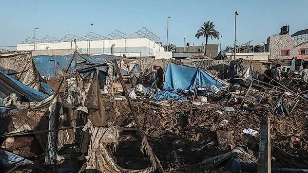 Gazze'de ilaç deposu bombalandı, çadırlar alev aldı