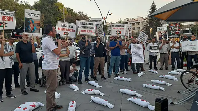 Gazze Gönüllüleri Platformu'ndan Zafer Meydanı'nda eylem