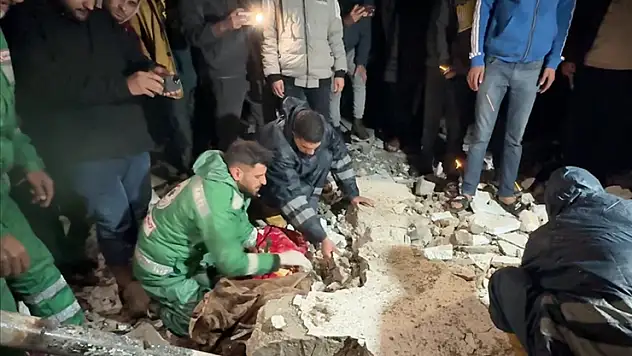 Gazze'de İsrail saldırısında hasar gören binalar çöktü, 4 kişi hayatını kaybetti