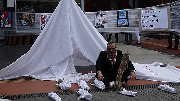 Gazze'de ölen bebeklere dikkat çekmek için kefenli eylem yaptı
