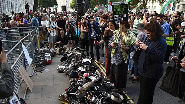 Gazze'yi açlığa mahkum eden İsrail, İngiltere'de tencere ve tavalarla protesto edildi
