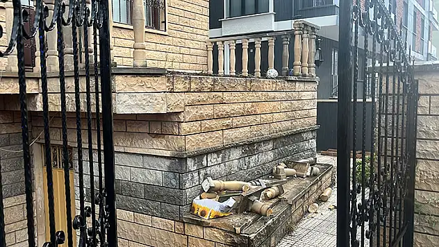Gebze 14 yaşındaki çocuğun üzerine beton korkuluk düştü