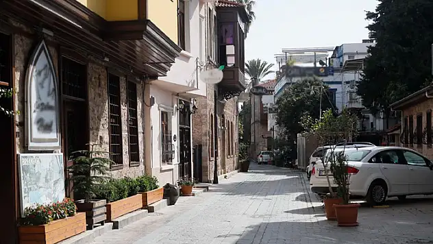 Geceleri nüfusu on binleri geçen mahallede 83 seçmen oy kullanacak
