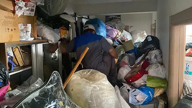 Geçen yıl 50 ton çöpten arındırılan evden 30 ton daha atık çıktı
