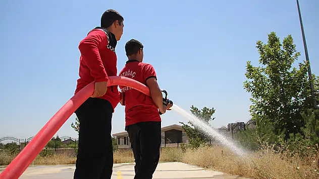 Geleceğin itfaiye erlerinden yangın bölgelerine destek
