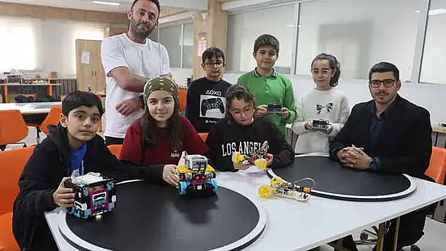 Geleceğin kaşifleri olacak depremzede çocuklar 'Hataybot' Robot Yarışması'na hazırlanıyorlar