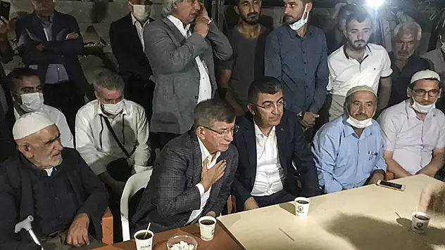 Gelecek Partisi Genel Başkanı Davutoğlu, Konya'da öldürülen 7 kişinin yakınlarına taziye ziyaretinde bulundu
