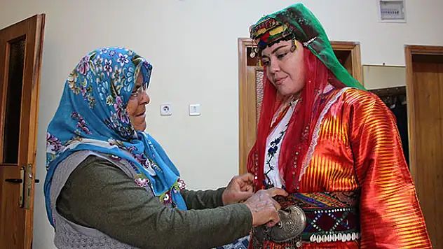Geleneksel düğün kıyafetleri çeyrek asırdır terzi çiftin elinde hayat buluyor