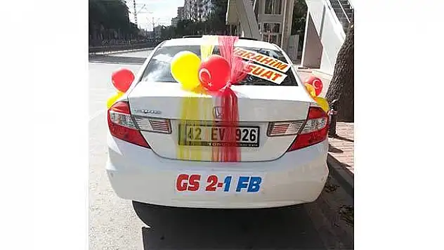 Gelin arabalarının 'sıra dışı' yazıları gülümsetiyor