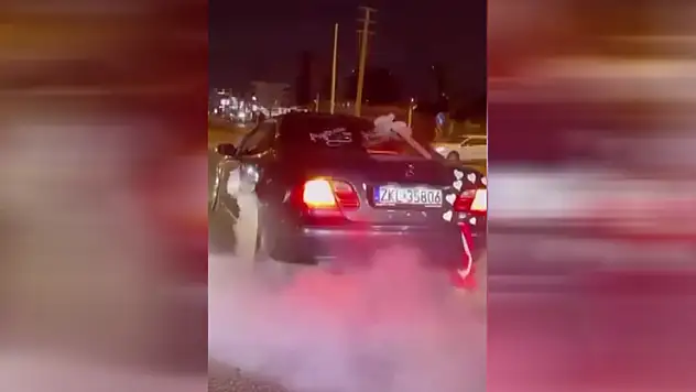 Gelin arabasıyla yolu kapatıp lastik yaktılar: Araç trafikten men edildi