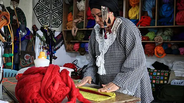 Gelin geldiği ailenin geleneksel keçe sanatını 4'üncü kuşağa taşıdı
