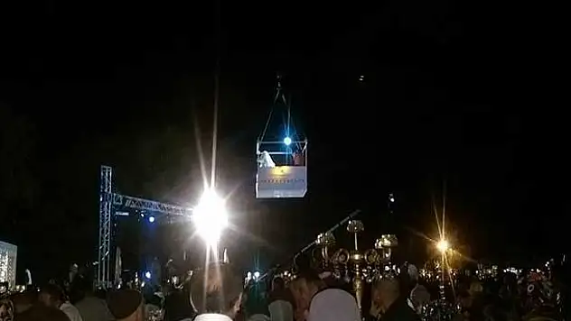 Gelin ile Damat Sahneye Vinçle İndi