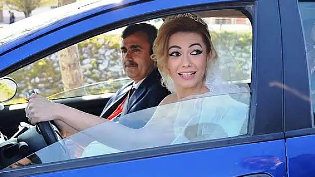 Gelinlikle direksiyon sınavına girdi