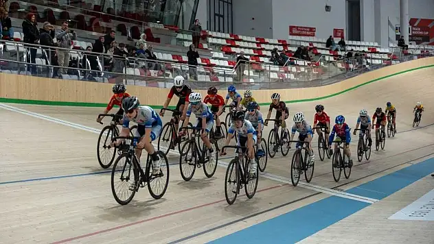 Genç bisikletçiler Konya Velodromu'nda terliyor