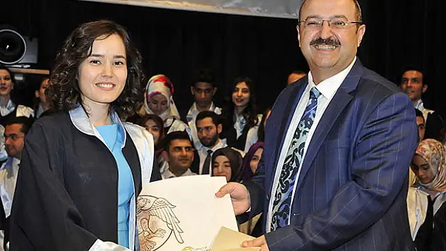 Genç Diş Hekimlerinin Mezuniyet Sevinci