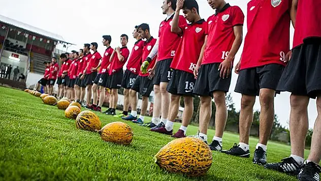 Genç futbolcuların şampiyonluk primi 'kavun'