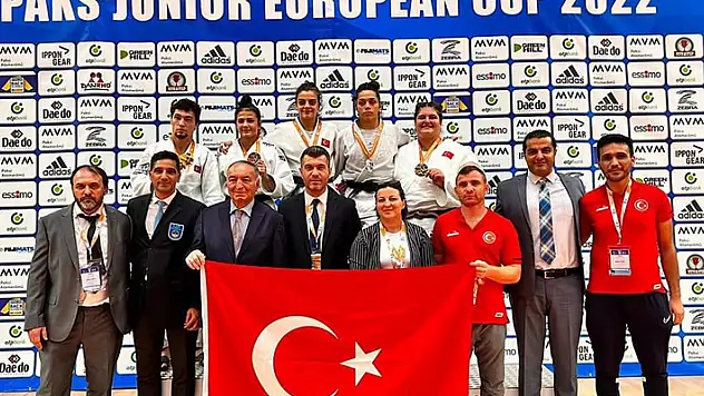 Genç judocular birincilik elde etti