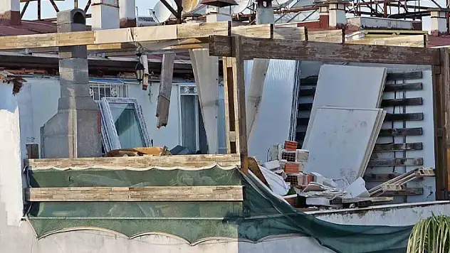 Genç kadın tadilatı yapılan terasında çöken çatının altında kaldı

