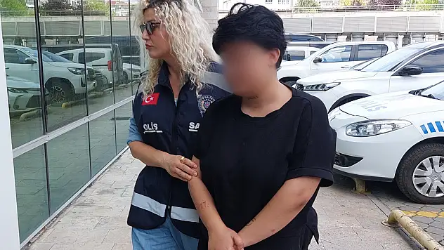 Genç kız, erkek arkadaşından ayrılmasını isteyen annesini bıçakla ağır yaraladı