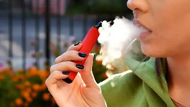 Genç kız ölümden döndü! Elektronik sigara yüzünden ciğeri söndü