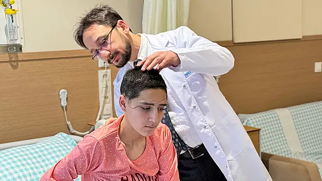 Genç kızın kopan saçlı derisi, Konya'da 8 saatlik operasyonla yerine dikildi
