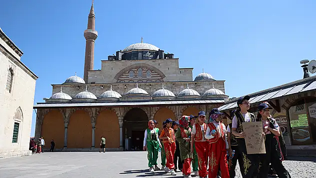 Genç KOMEK öğrencileri 'Şehrin Kalbine Yolculuk' projesiyle Konya'nın tarihini yakından tanıyor
