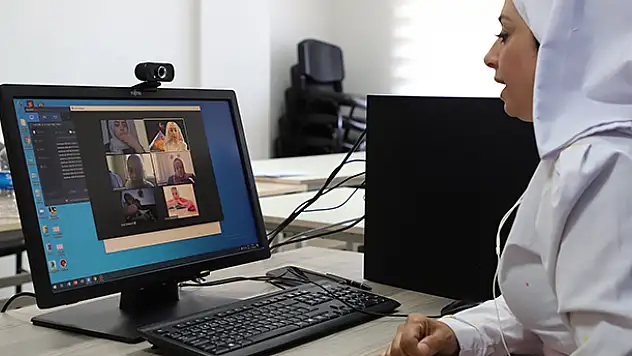 Genç KOMEK'te öğrencilere online çat kapı tiyatro sürprizi