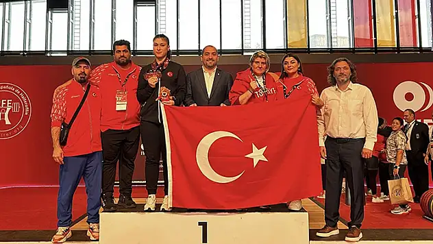 Genç milli halterci Büşra Çan'dan Dünya Şampiyonası'nda 2 gümüş, 1 bronz madalya
