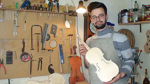 Genç müzisyen ürettiği müzik aletlerini satarak kazanç sağlıyor