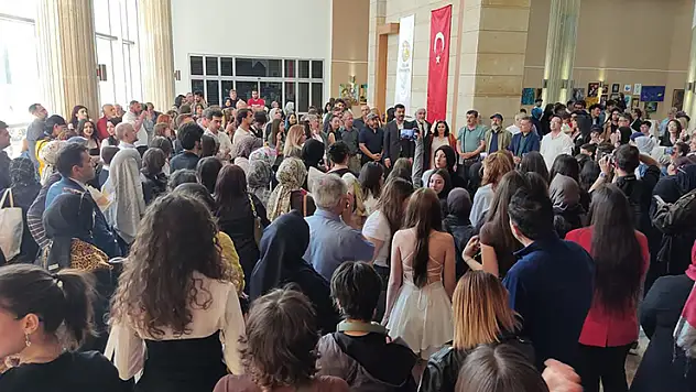 Genç sanatçılarla ustaları buluşturan ilham verici sergi