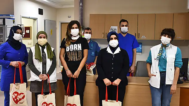 Genç Yeryüzü Doktorları Topluluğu, sağlık çalışanlarına 'motivasyon kiti' dağıttı
