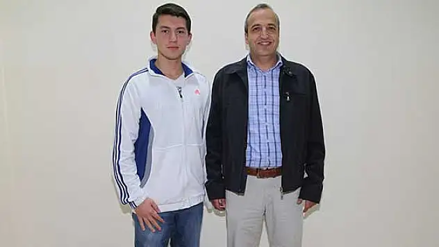 Genç yüzücü doğan madalya ile döndü