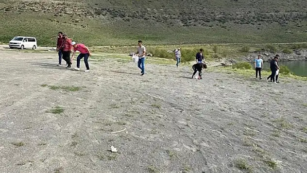 Gençler Acıgöl'de çevre temizliği yaptı
