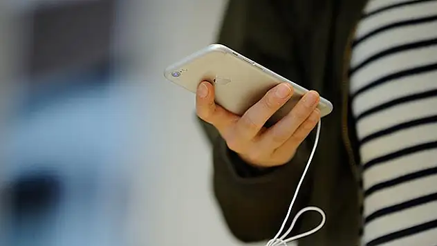 Gençler bir günde 4 saatini telefonda geçiriyor