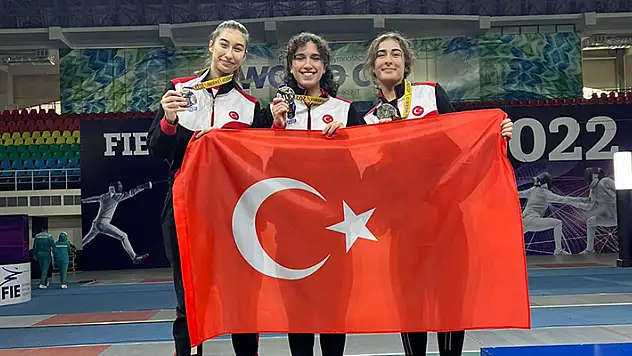 Gençler Flöre Takımı gümüş madalya kazandı