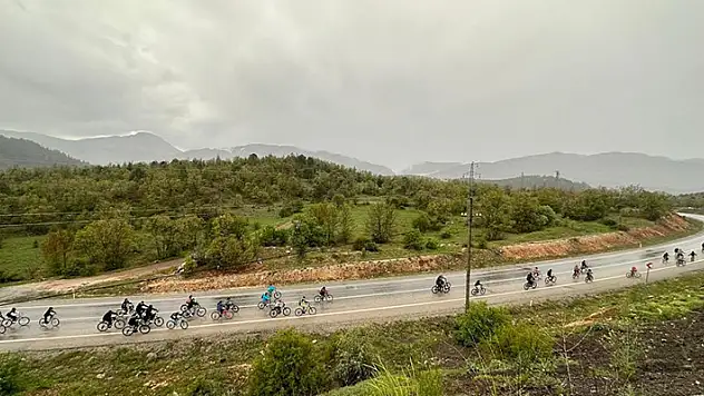 Gençler, genç kalmak için yağmur altında pedal çevirdi