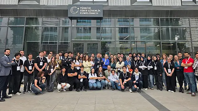 Gençler teknoloji dünyasını yerinde keşfetti