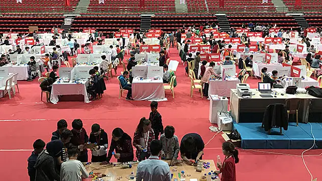 Gençler 'teknoloji yıldızı' olmak için hünerlerini sergiledi