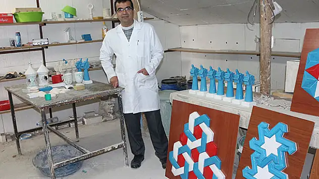 Gençlik hayalini çatı katında sanata dönüştürüyor