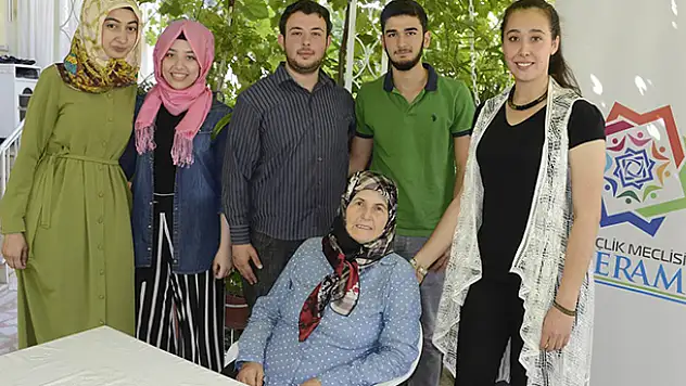 Gençlik Meclisi Üyeleri Yaşlıların Evini Temizledi