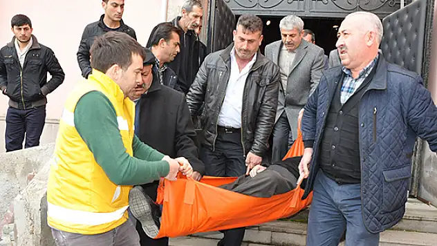 Genel kurulda kalp krizi geçiren kişi hayatını kaybetti