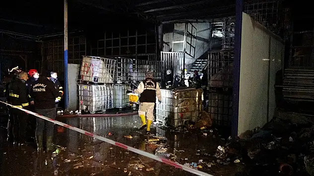 Geri dönüşüm deposunda çıkan yangın, 5 iş yerine sıçradı: 1 ölü 

