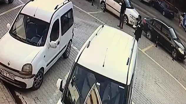 Geri gelirken otopark görevlisine çarptı