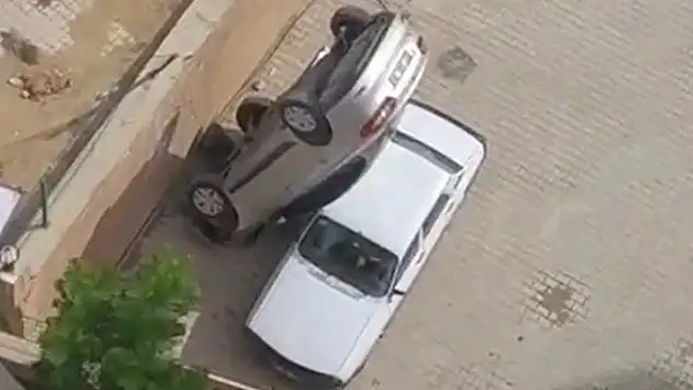 Geri yerine ileri vitese aldığı otomobiliyle otoparka düştü

