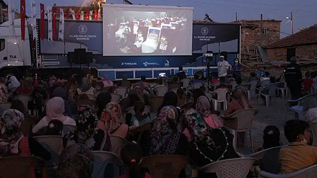 Gezen sinema tırı vatandaşları sinemayla buluştuyor