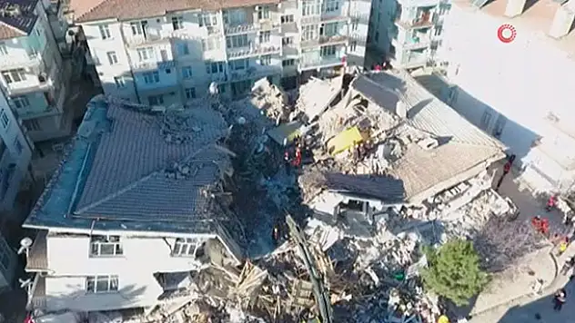 Gezin'de enkaz altında kalan 5 vatandaştan 2'si ölü, 3'ü yaralı çıkartıldı