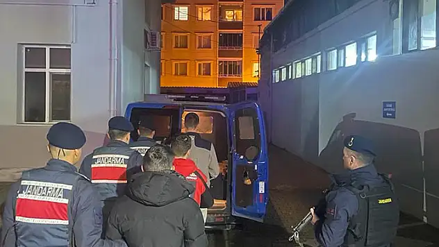 Girdikleri evden kredi kartı çalıp alışveriş yapan 3 şüpheli yakalanıp, tutuklandı

