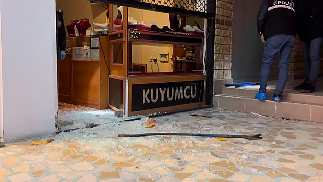 Girdikleri kuyumcudan 500 bin TL'lik altın çalan 4 kişi kayıplara karıştı

